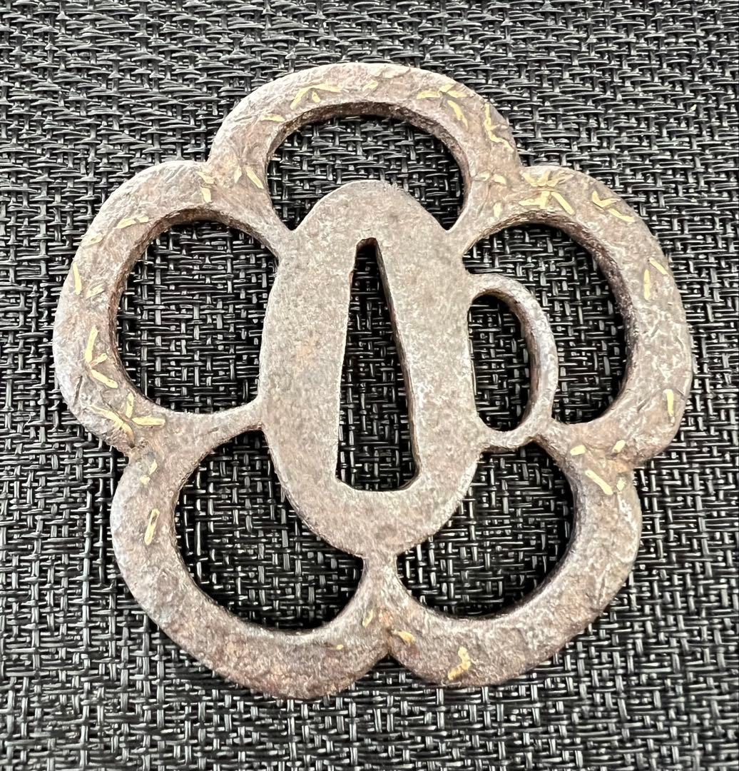 刀装具 木瓜形透かし鍔 鉃地 金象嵌 年代物 アンティーク 箱付き 鍔布団付き