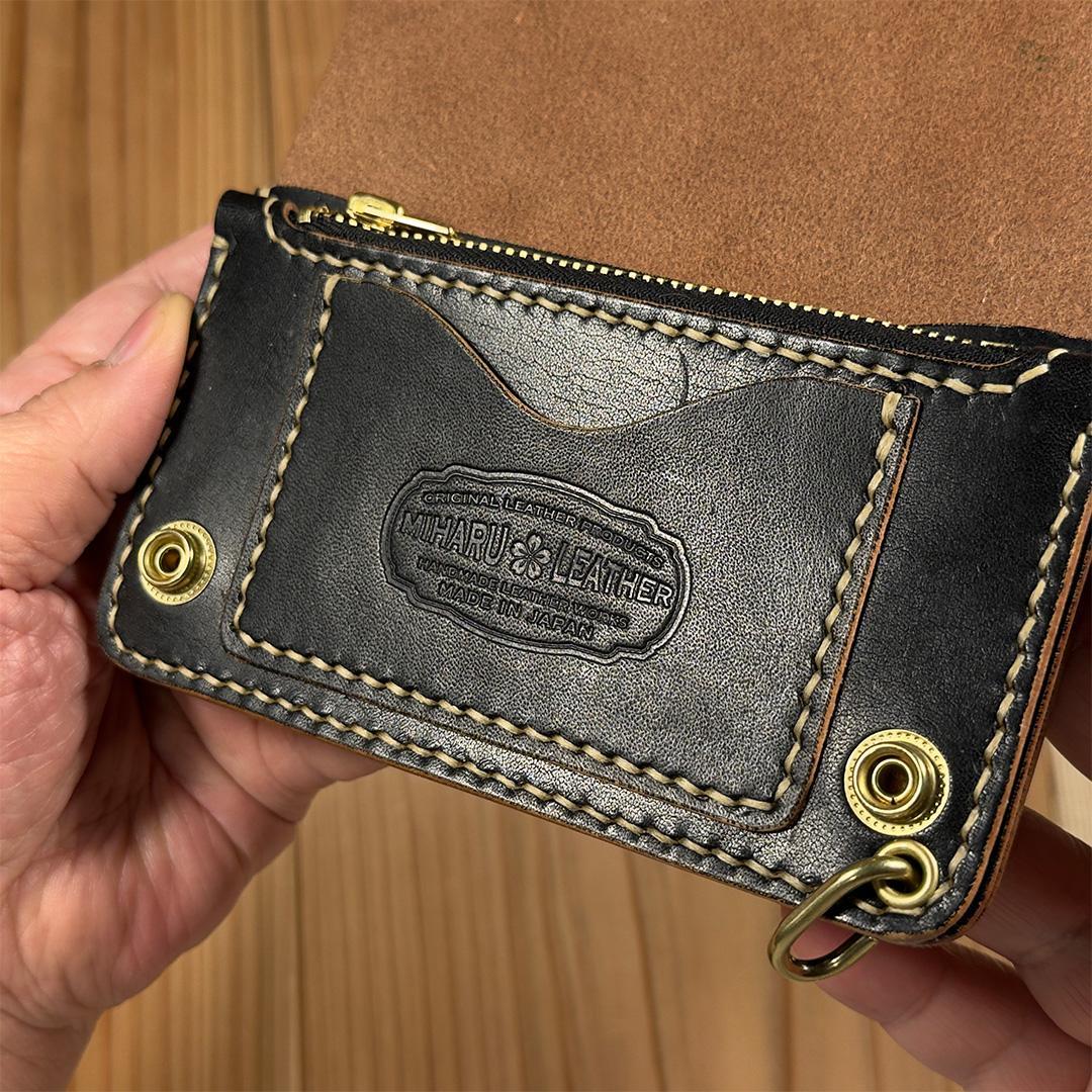 昭南本ヌメ革・丘染めブラック茶芯（手染め）｜ミドルトラッカーウォレット