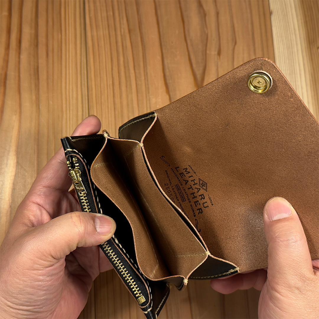 昭南本ヌメ革・丘染めブラック茶芯（手染め）｜ミドルトラッカーウォレット