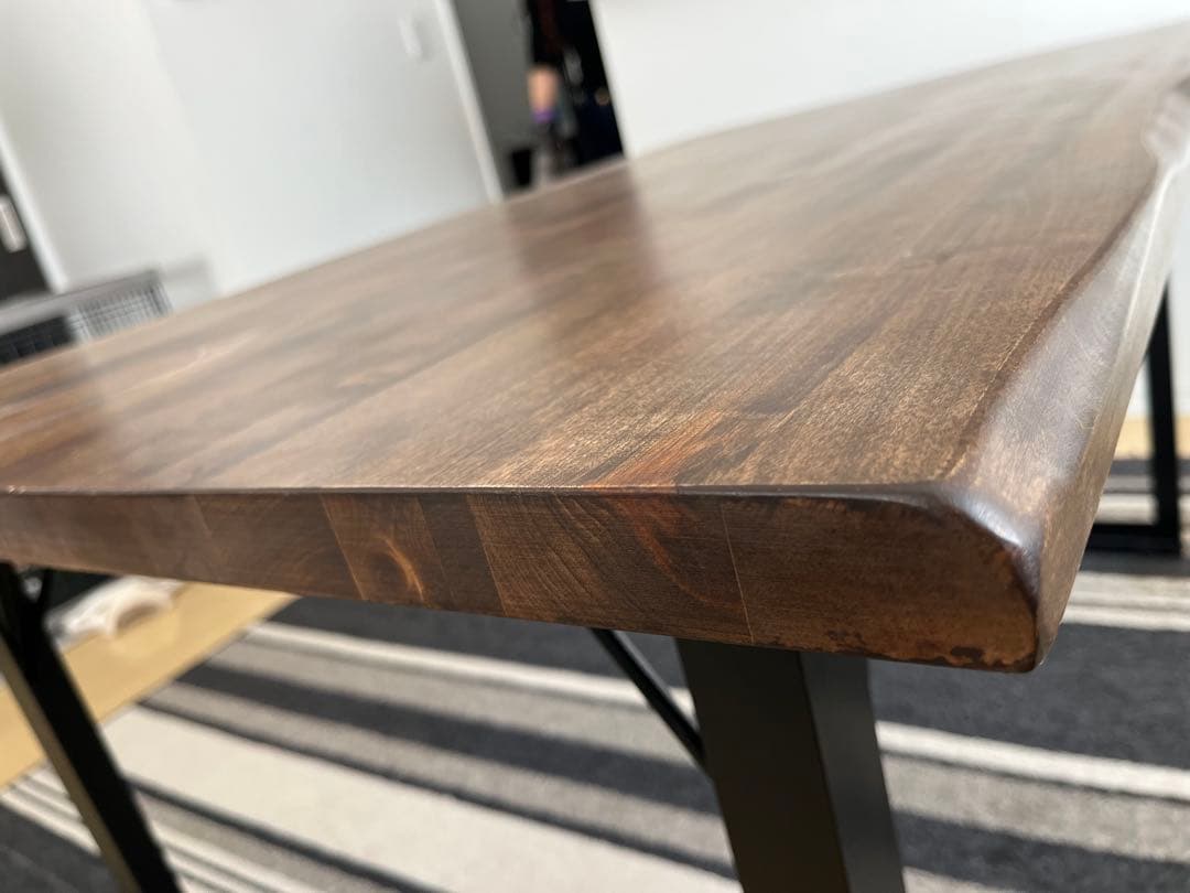 アイアン脚　無垢材天板　木製ダイニングテーブル　ウォルナット