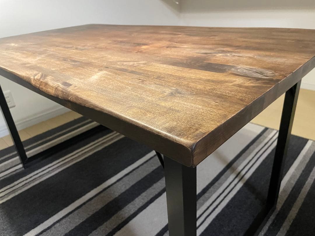 アイアン脚　無垢材天板　木製ダイニングテーブル　ウォルナット