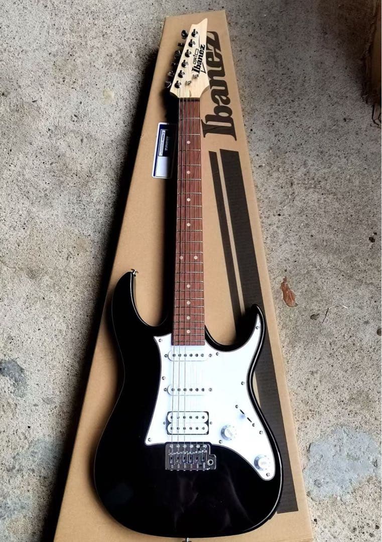 Ibanez ストラトタイプエレキギター ブラック Ibanez、ブラック・マット・フィニッシュがシャープな印象を与える