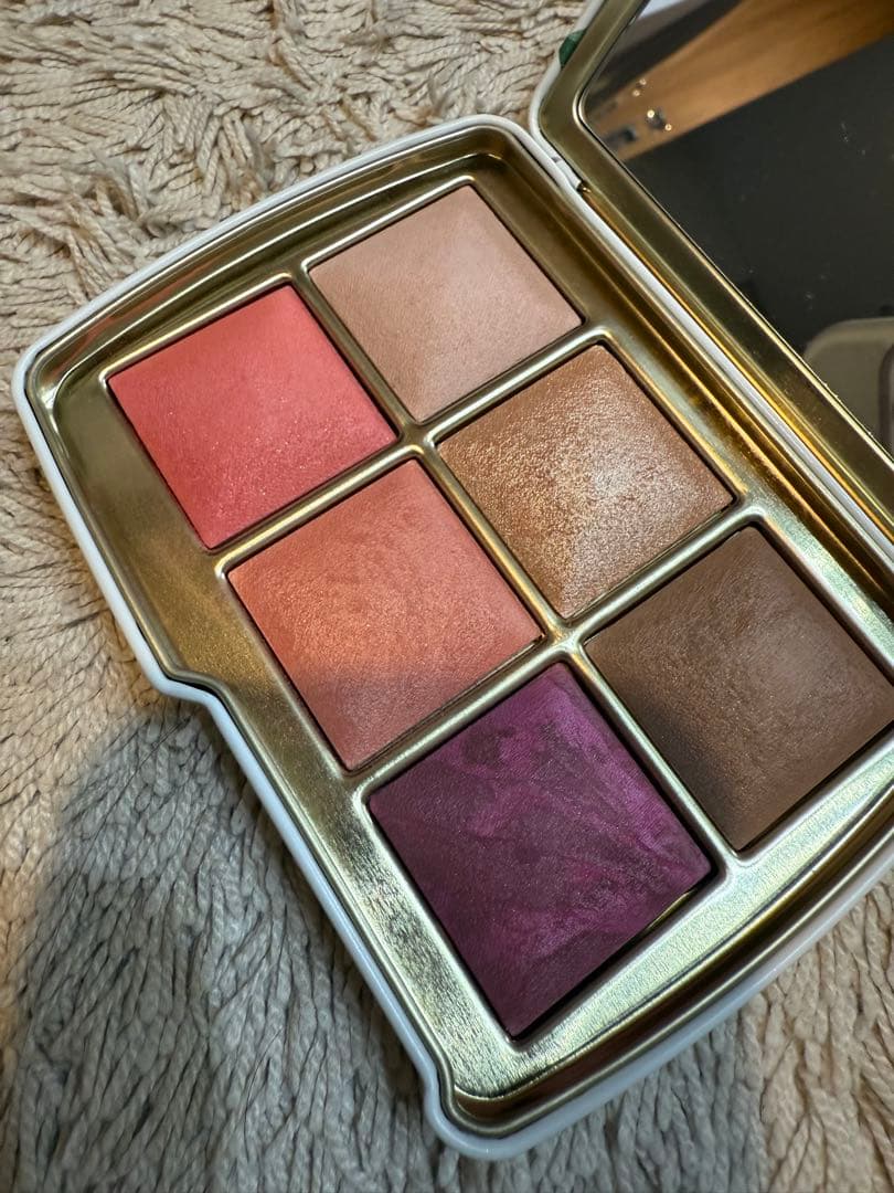 チーク Hourglass Ambient swan