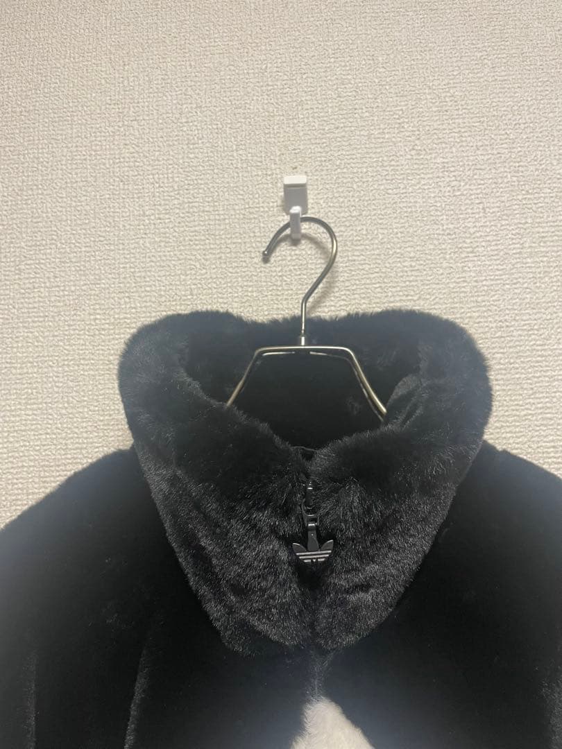 ★美品★ アディダスオリジナルス ファー ジャケット 黒 トレフォイル デカロゴ