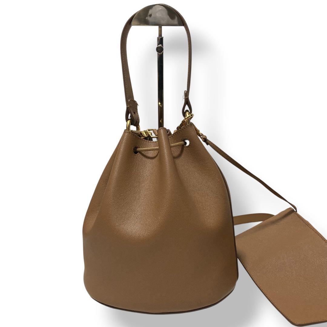 【美品】フルラ　バケット　巾着ショルダーバッグ　ロゴ金具　レザー　茶色　斜め掛け