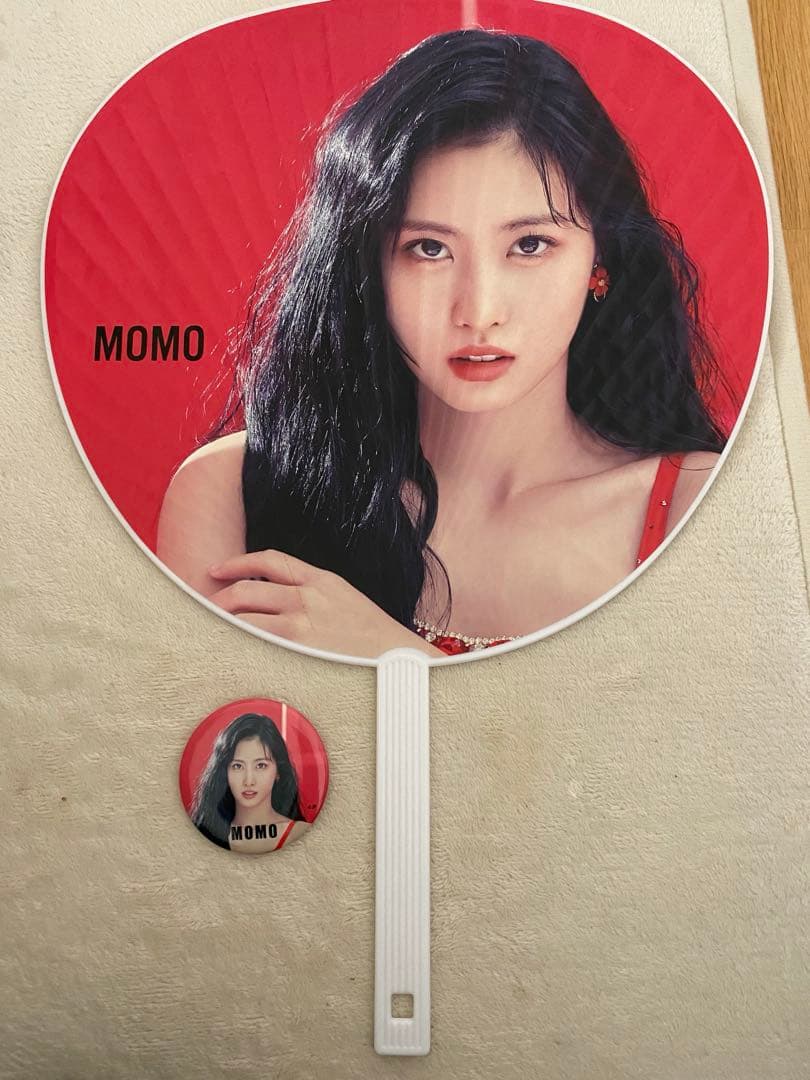 TWICEモモうちわ＆缶バッジ - メルカリ