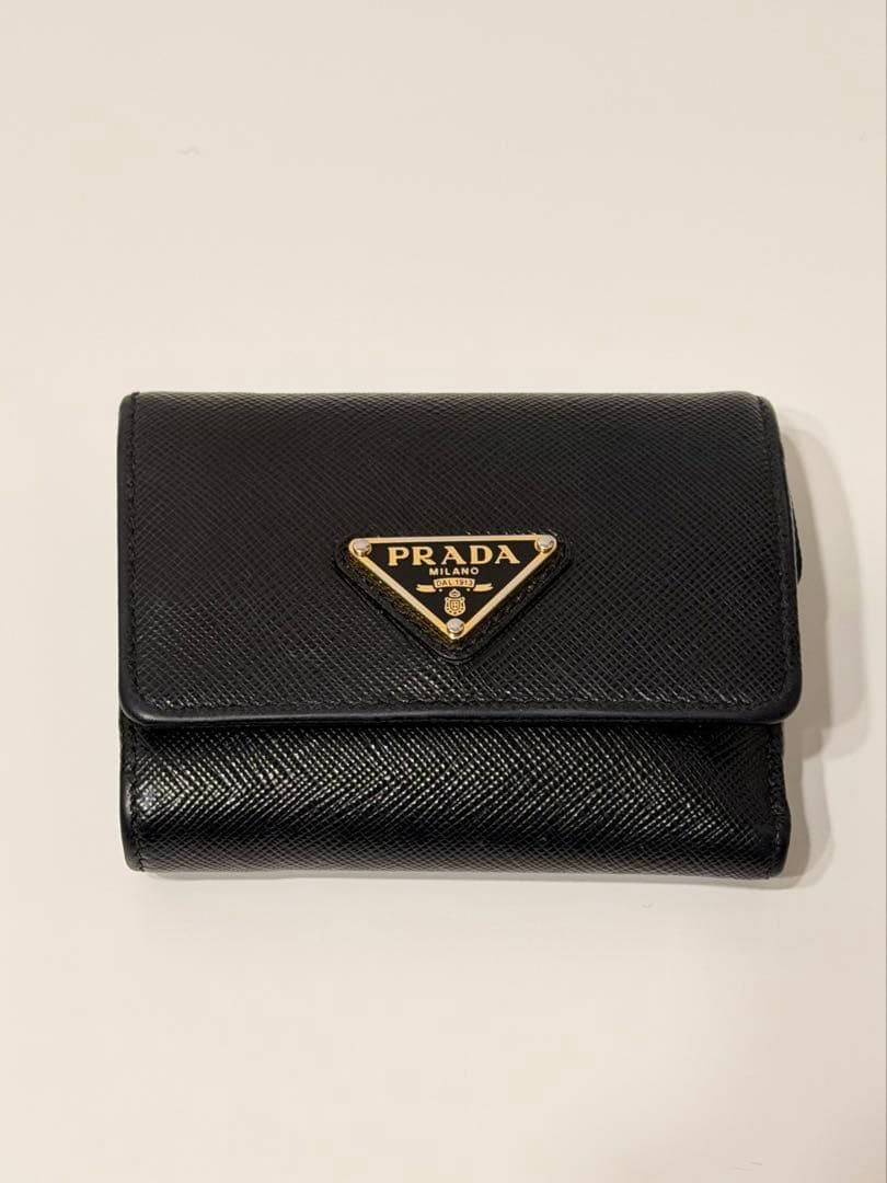 【箱付き】PRADA ブラックレザー 三つ折り財布 PRADA（プラダ） 財布 レディース ブランド 三つ折り財布 レザー