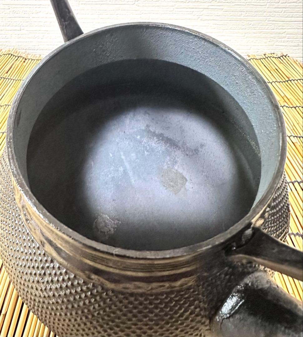 新品、供箱等付属品付　南部岩鋳四代目清末作 　真作保証　１８型アラレ　南部鉄瓶