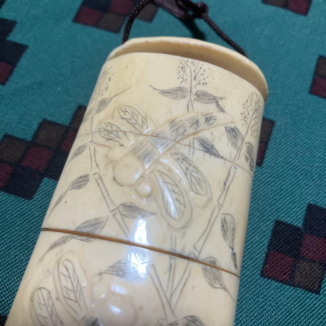 旧家蔵出し品　骨細工　印籠 花にトンボ　浮き彫り　彫刻　薬入