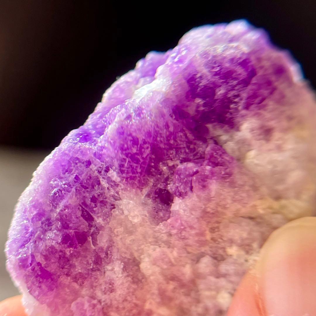 レア ハックマナイト 特大 105.45ct 未処理 蛍光 原石 天然石 鉱物