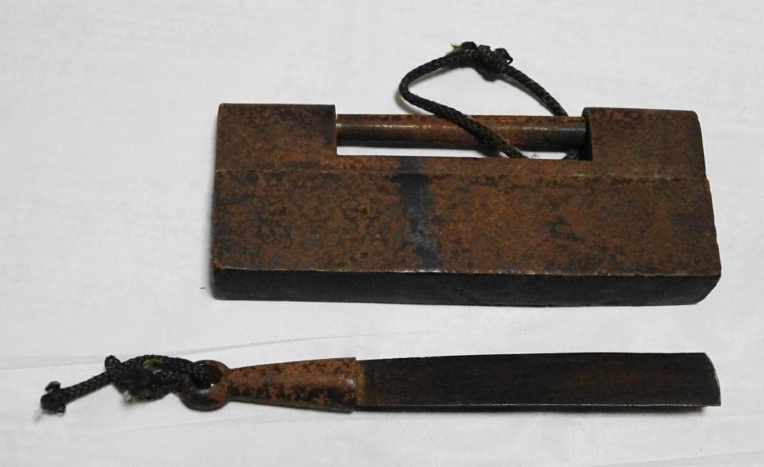 古鍵 錠前 14.5cm 抜き差し可能 カギ 江戸時代 戦前 蔵 倉庫錠 鍵付き