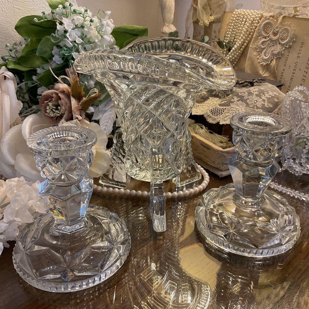 イギリスアンティーク 三脚のプレスガラス ヴィンテージ木製三脚