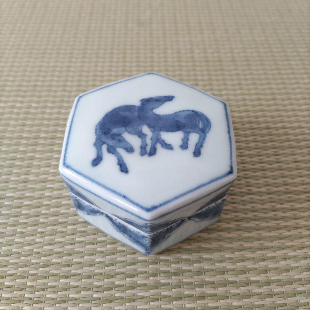 林邦佳 青花馬図六角香合 共箱 御物袋 茶道具 未使用 午香合