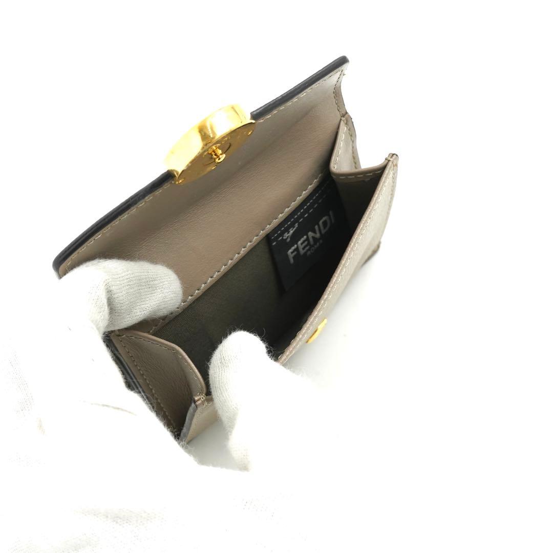 ✨プレゼント✨　FENDI ミニ財布　エフイズ　Fロゴ　三つ折り エンボスロゴ