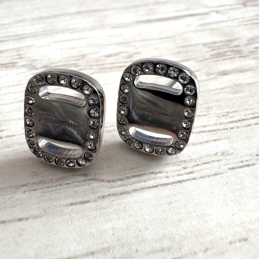 ferragamo フェラガモ ラインストーン ピアス - メルカリ