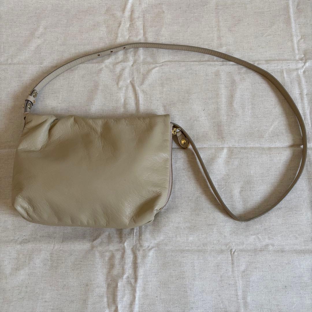 gemeil russet レザーミニショルダーバッグ ベージュ 斜め掛けバッグ