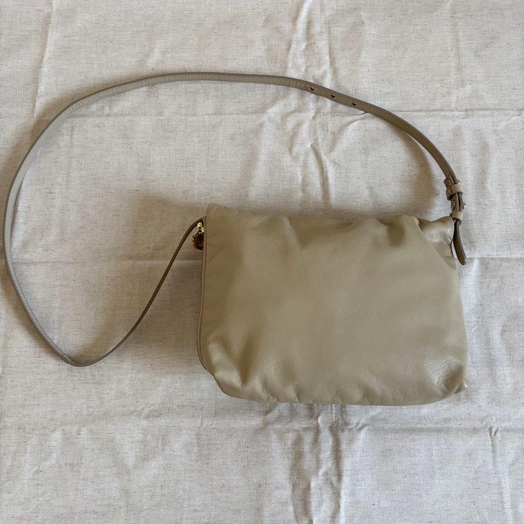 gemeil russet レザーミニショルダーバッグ ベージュ 斜め掛けバッグ