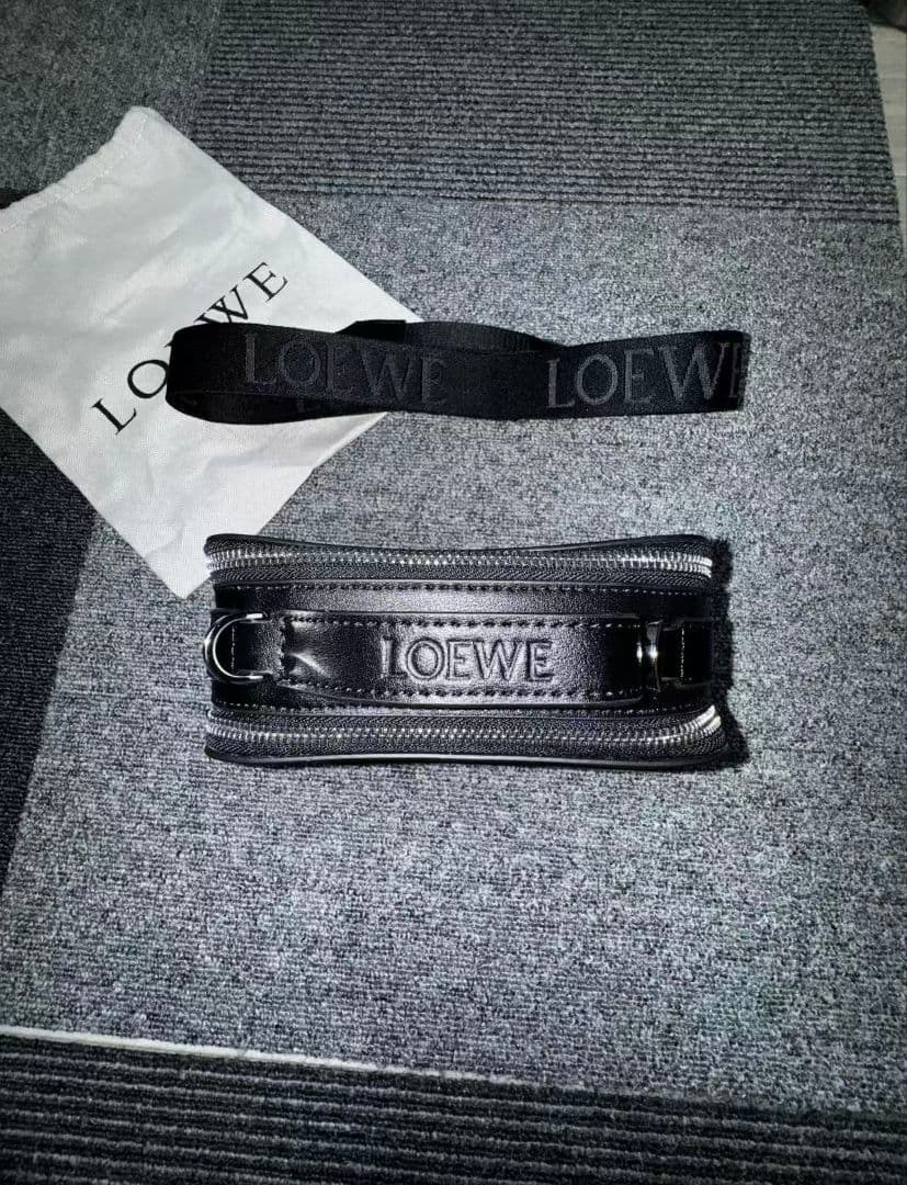 LOEWE ブラックレザー ボディバッグ