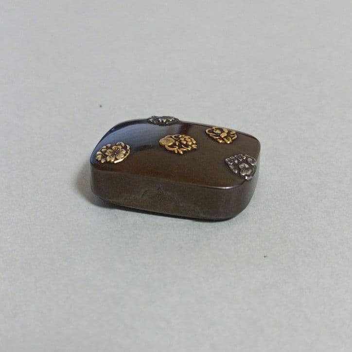 名品金工根付 朧銀地 四分一地 花丸高彫象嵌 根付 幕末明治