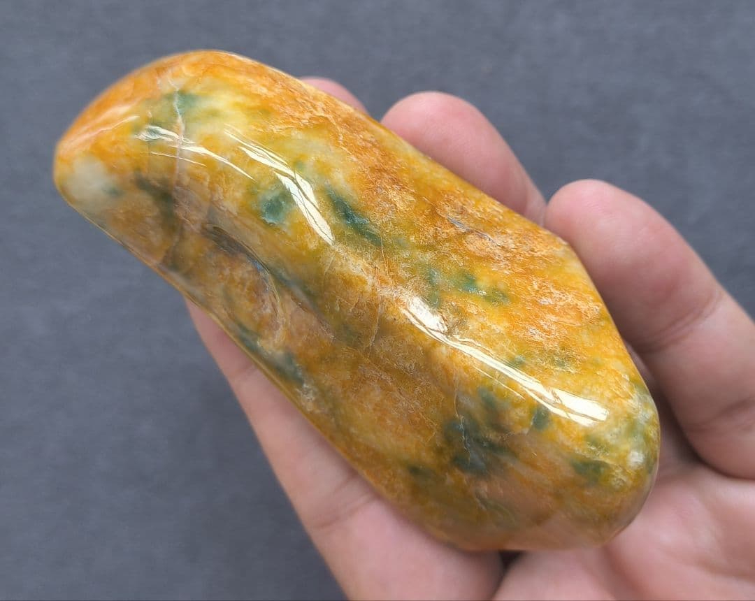 貴重】ミャンマー産黄本翡翠（ジェダイト）の原石（204g）