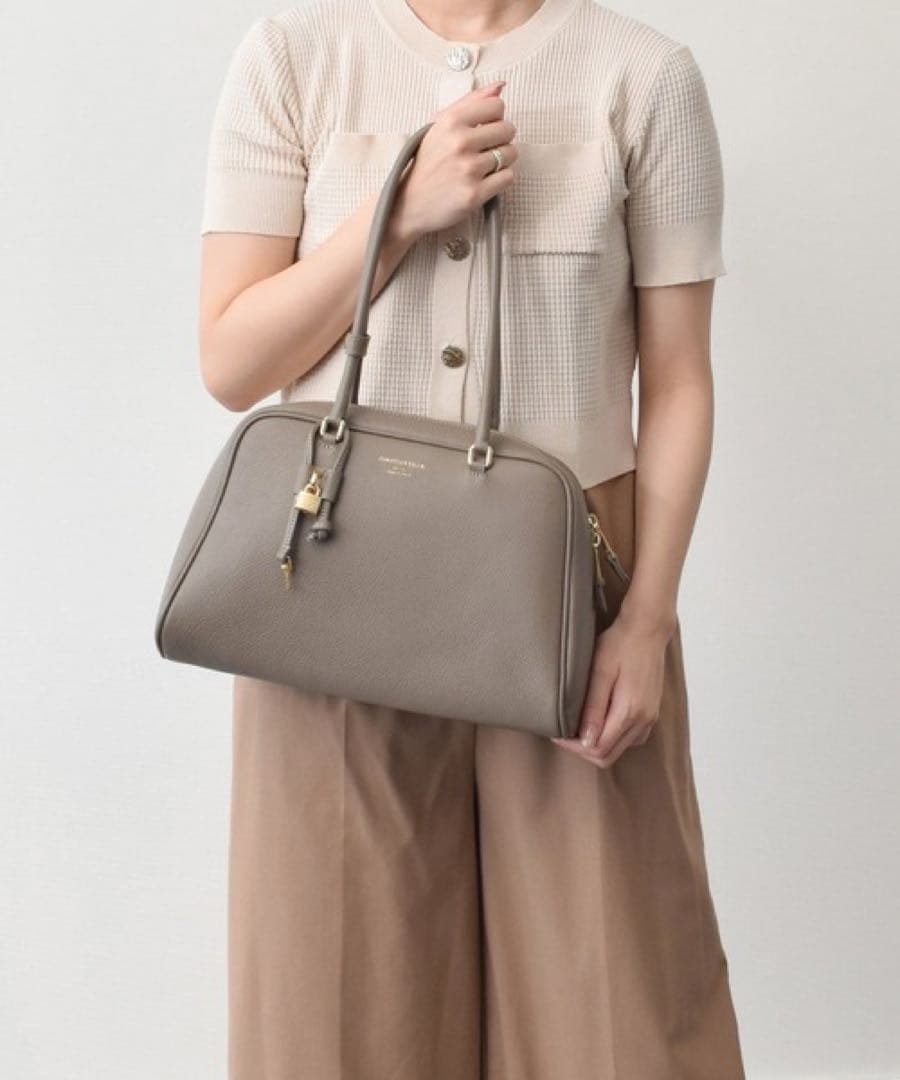 CHRISTIAN VILLA チャーム付きシュリンクレザーハンドバッグ