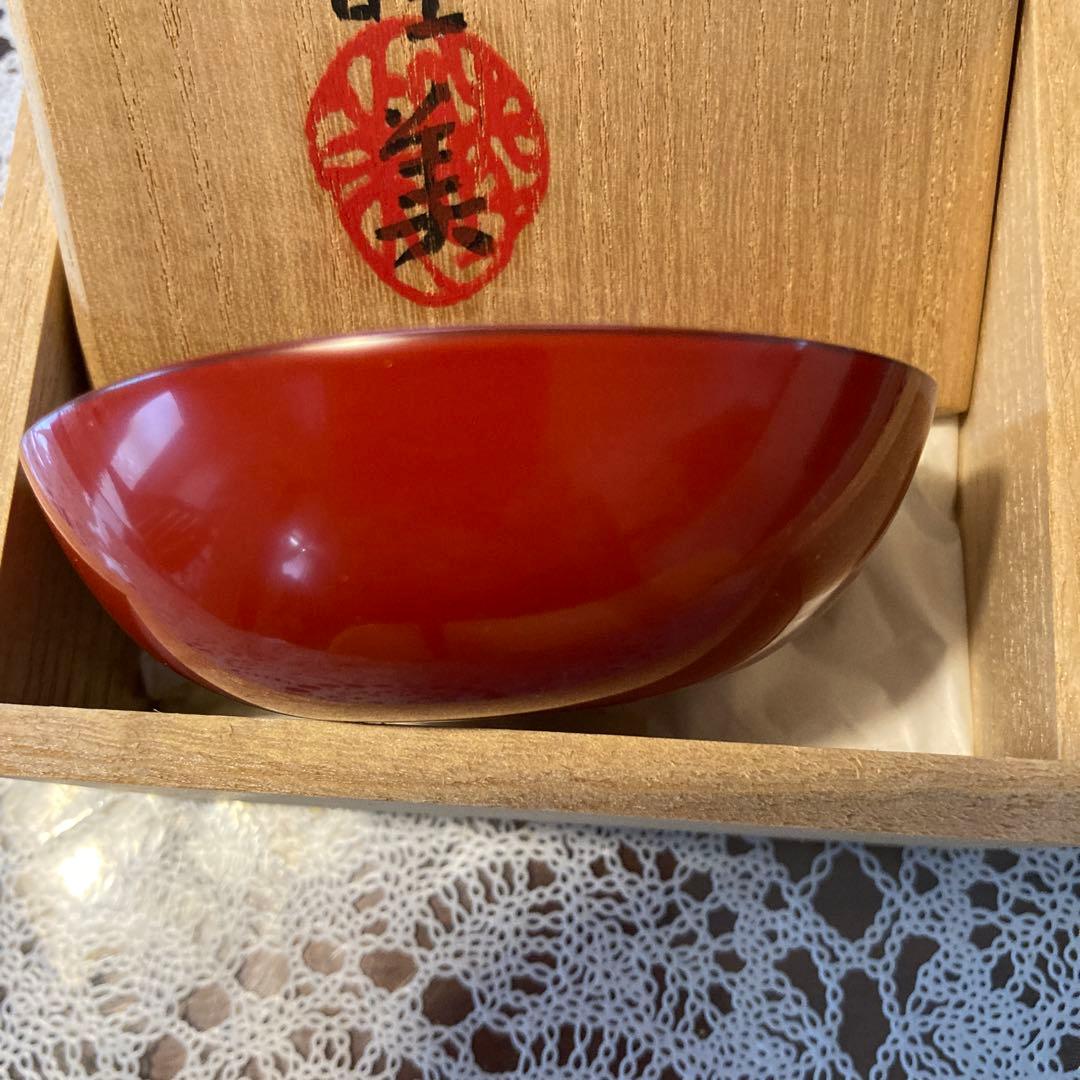 鈴木睦美 氏作　漆器 浅い朱盃　木箱付き
