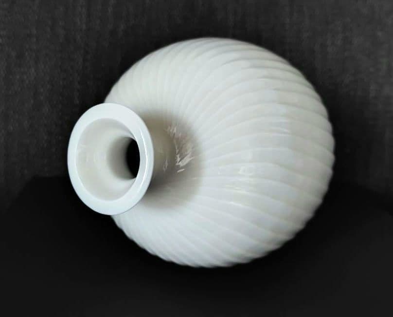 金井正 牙白磁彫文花瓶 師人間国宝清水卯一