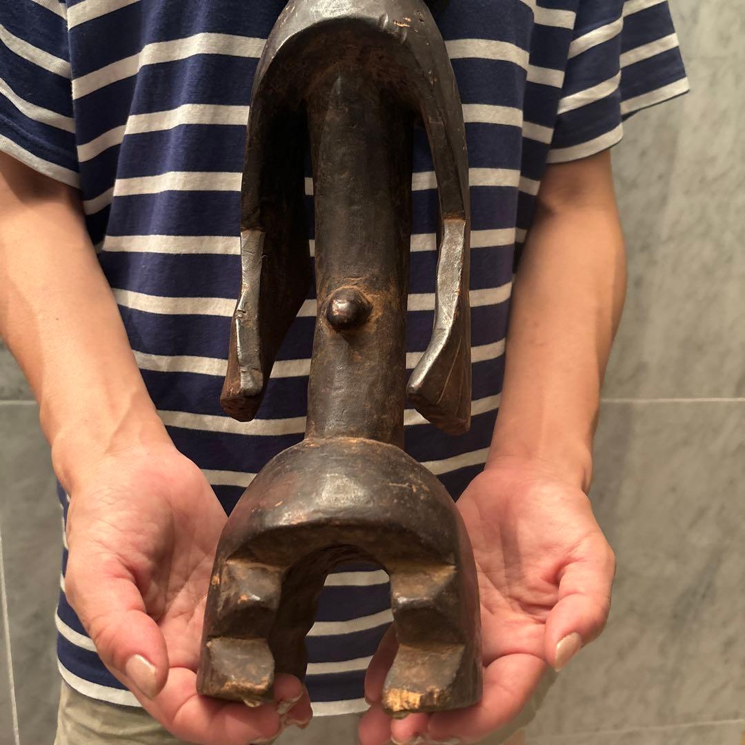 ナイジェリアアンティーク 鳥がモチーフになった芸術的な特大の木彫り