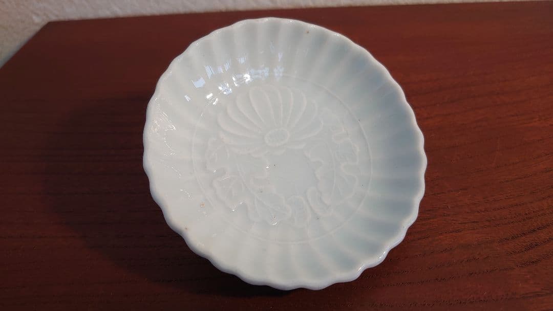 白磁　李朝　朝鮮陶器　陽刻　華の図　アンティーク李朝　古伊万里　初期伊万里　１客