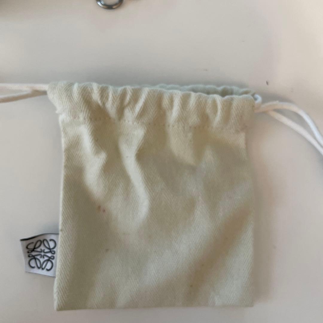 本物】ロエベ アナグラムブローチ マルチカラー - メルカリ