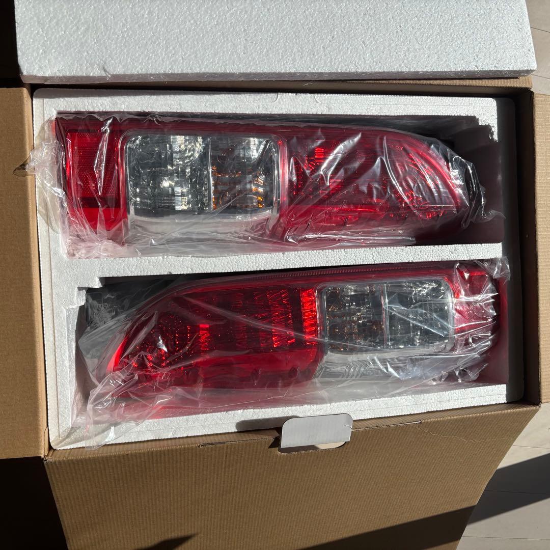 ハイエース純正テールランプ 左右セット 未使用 ハイエース4型純正テールランプ左右セット