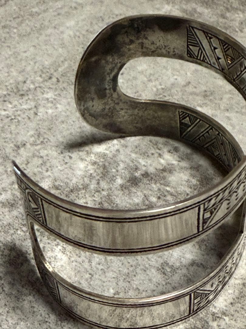 トゥアレグ族 刻印入り 両面彫りHシルバーバングル