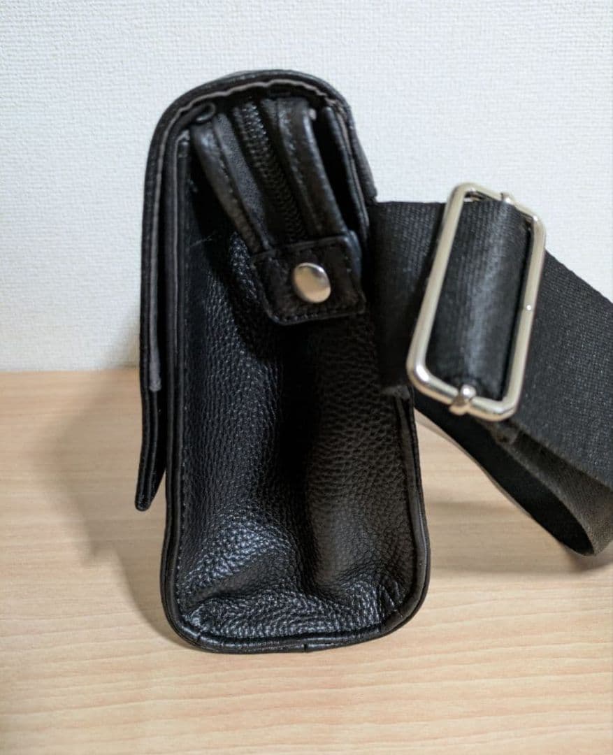 イアパピヨネ ワイドテープショルダーバッグ ブラック ストーン レザー