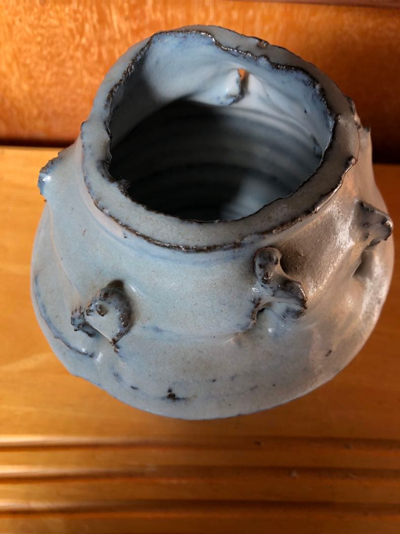 青白色の突起デザイン花瓶 骨董、古美術