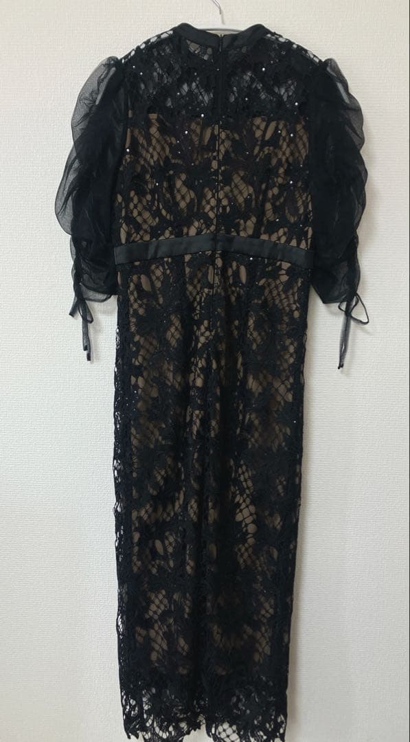 完売品　人気　レジャ　シアーレースパフスリーブスリットIラインドレス　S