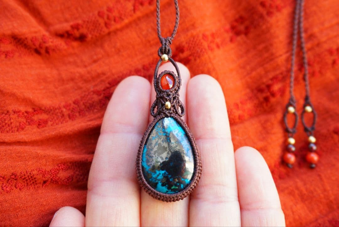 アズライトクリソコラinパイライト　ヘソナイトガーネット　マクラメ　ネックレス アズライトクリソコラinパイライト ヘソナイトガーネット マクラメ