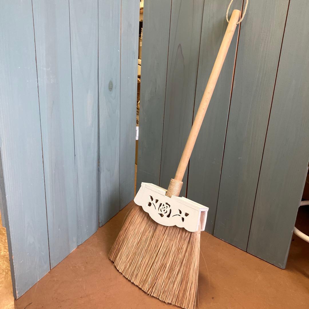 ななさん専用マニーローズキッチンセンターラック、ほうき、タイルの