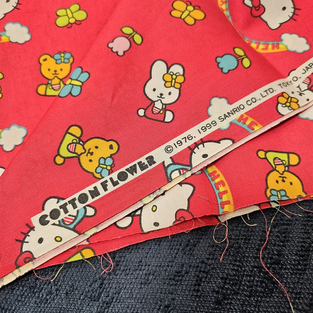 1999年☆HELLO KITTY　ハローキティ　はぎれ　新品110×74