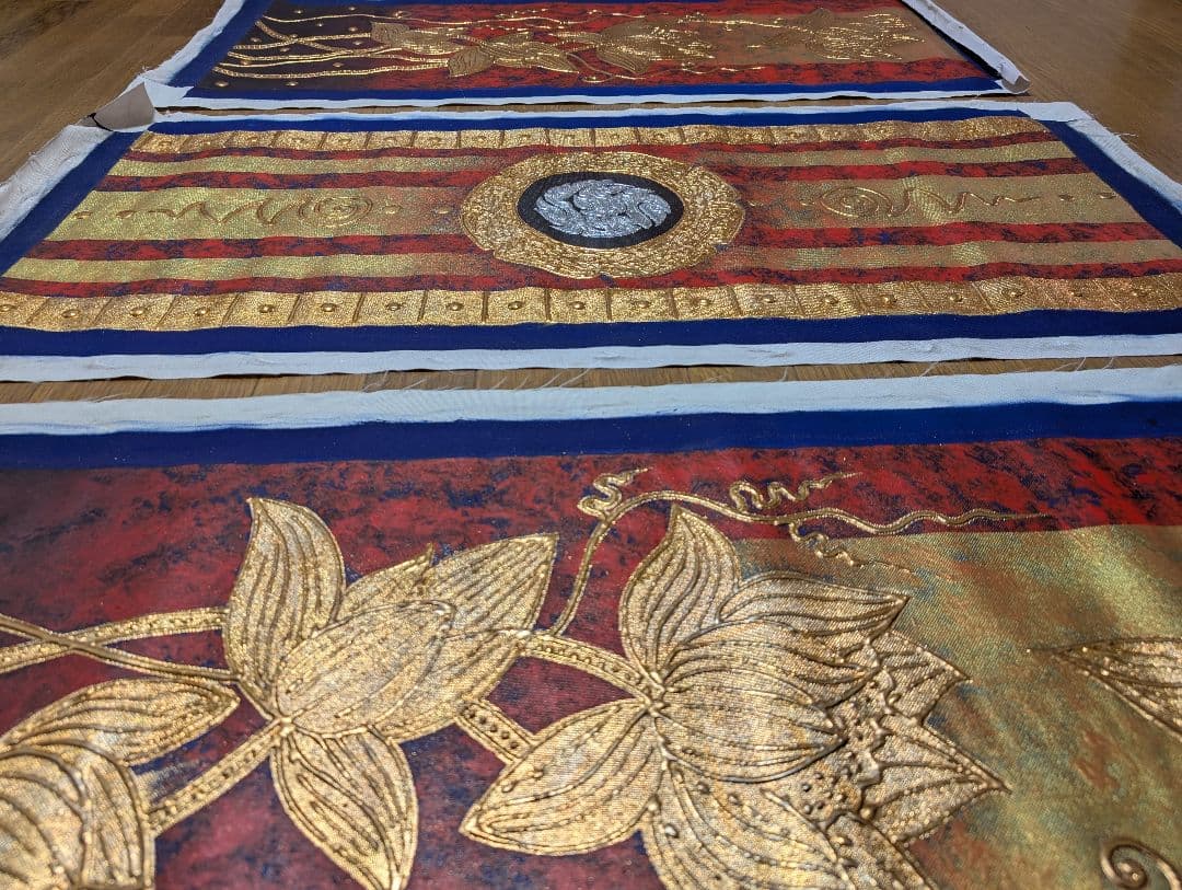 タイ 絵画 大サイズ 金色の蓮のアート 布地 芸術 チェンマイ アジア 蓮の花