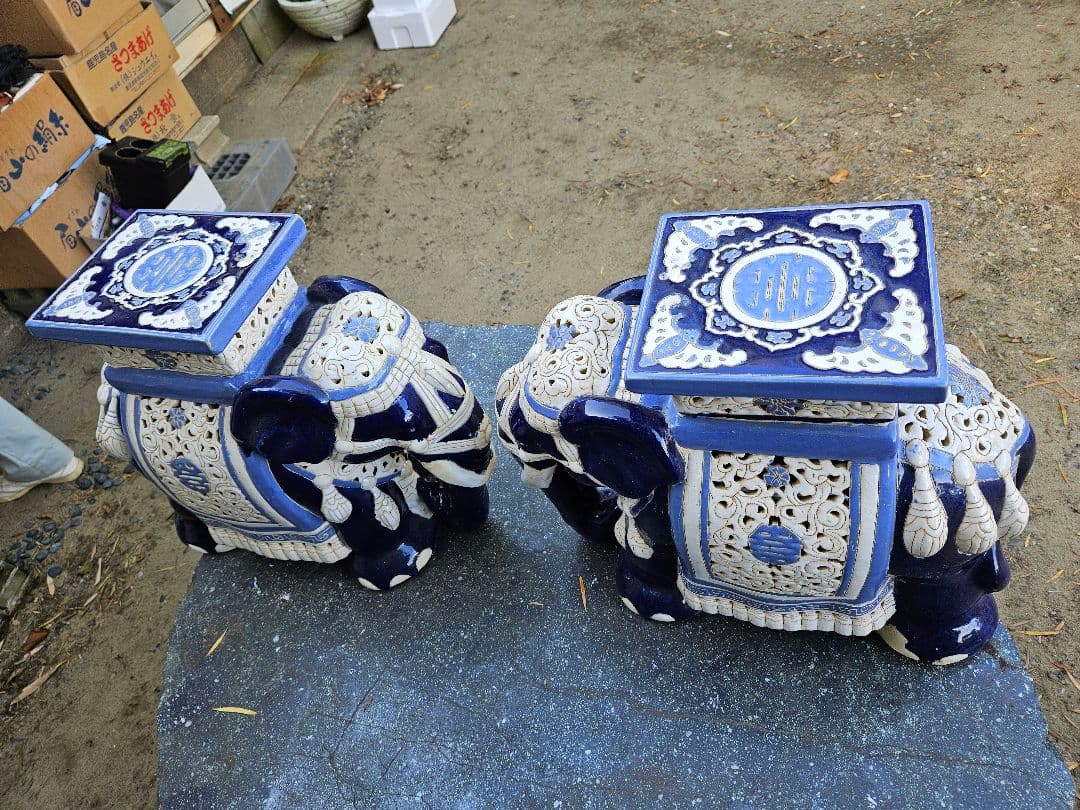 青白い陶器の象 2点セット