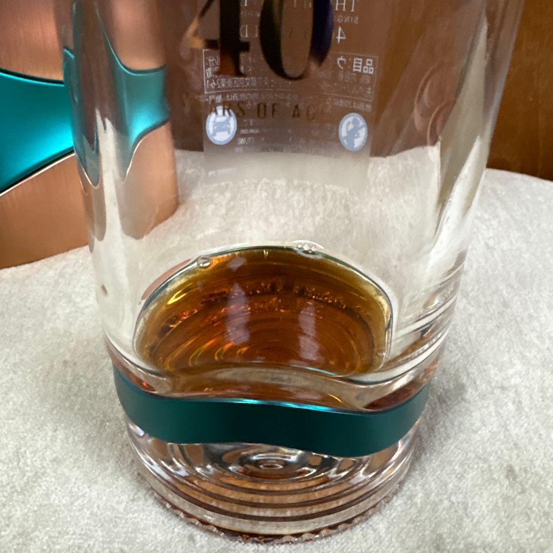 グレンリベット40年 購入価格60万空瓶に近いけどちょっとだけ味わえ