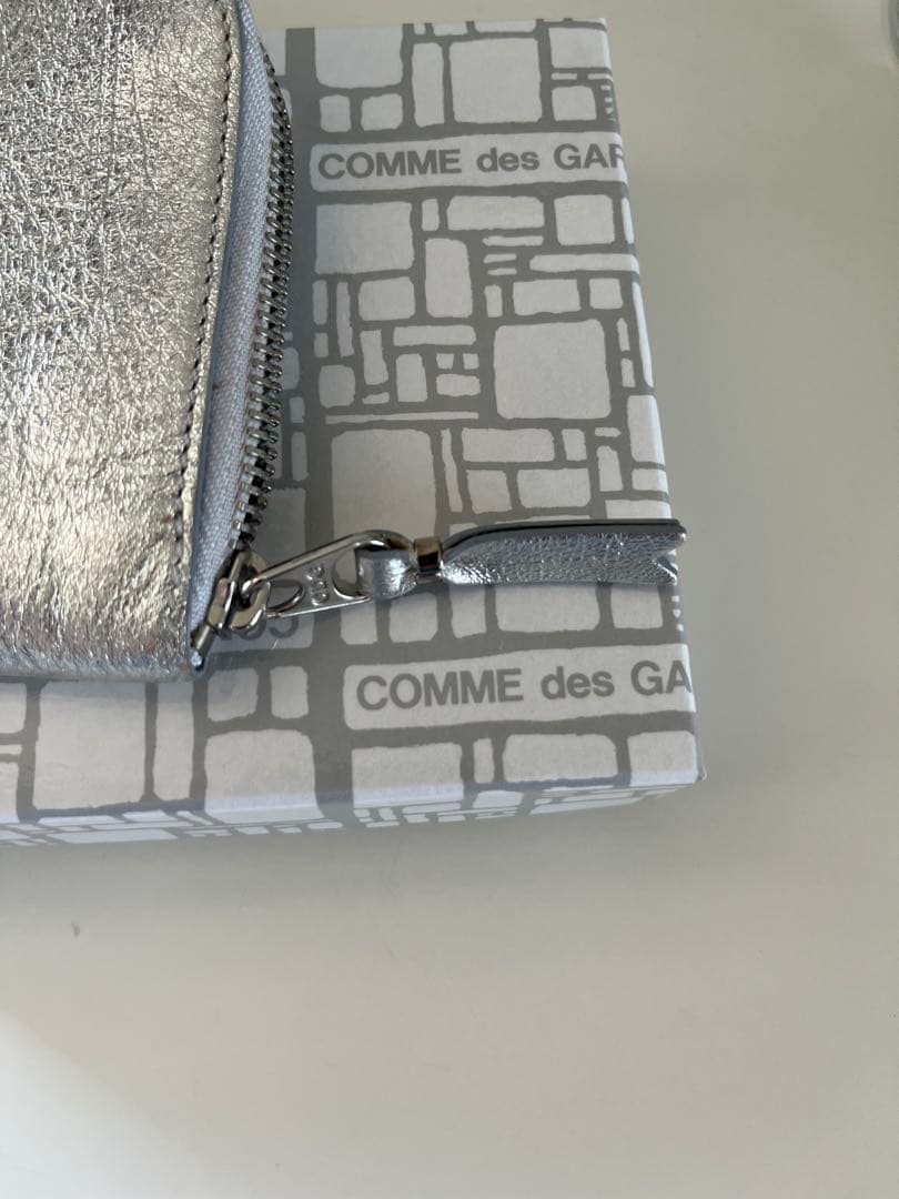 COMME des GARCONS L字型 ZIPウォレット シルバー