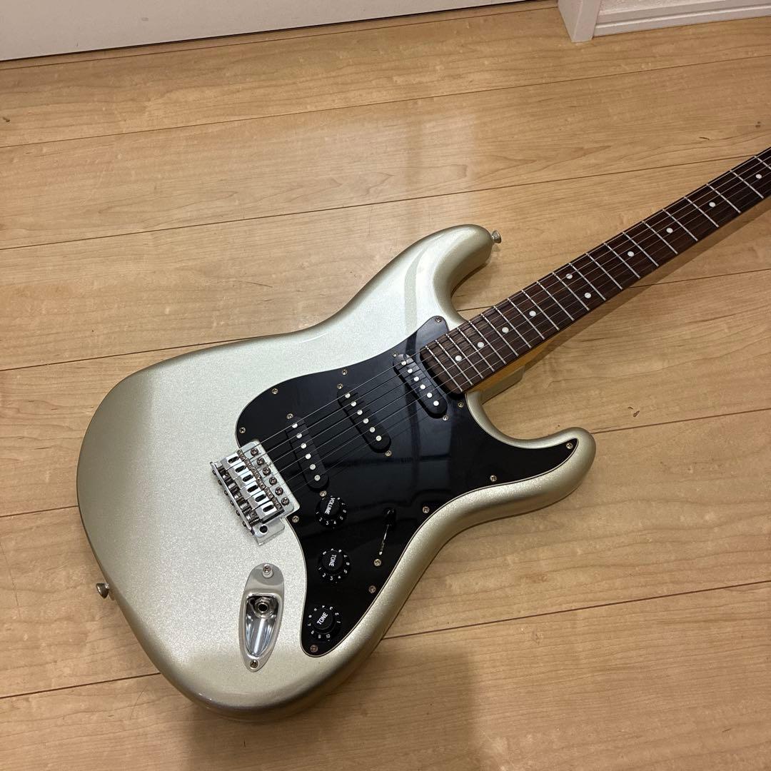 シルバーラメ Mavis ストラトキャスタータイプ 弦高調整済み です
