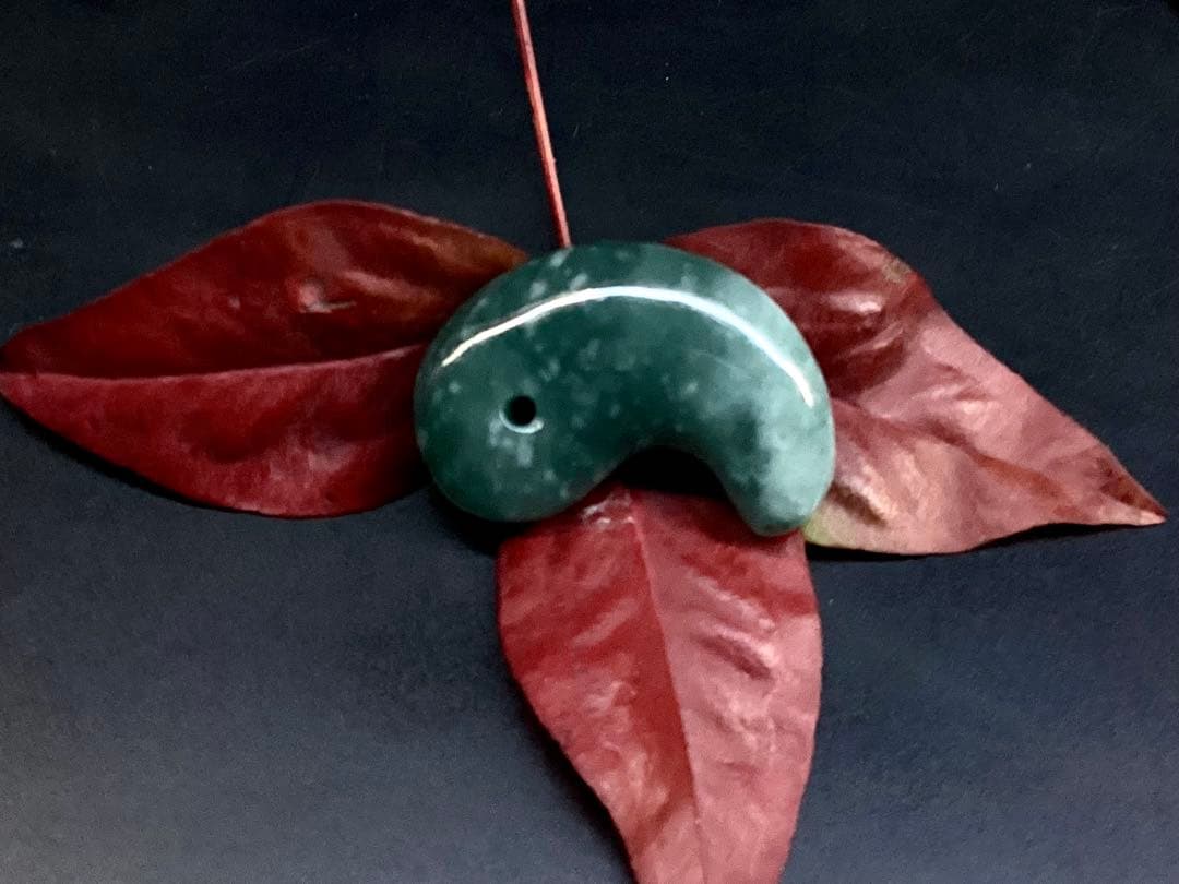 ✳premiumシリーズ幸運の糸魚川翡翠翡翠 美麗 勾玉 再結晶線入り御守り