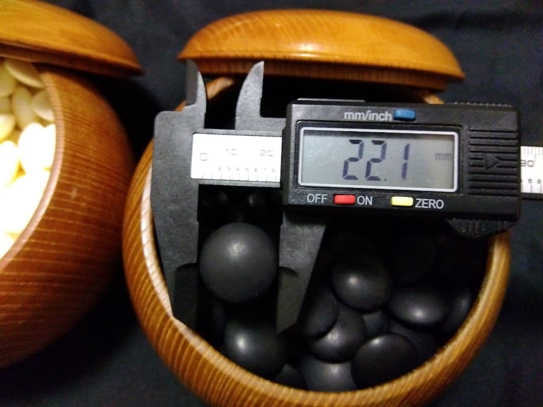 日向特製蛤碁石　月印相当　35号程度　特大欅碁笥　那智黒石　桐箱付き