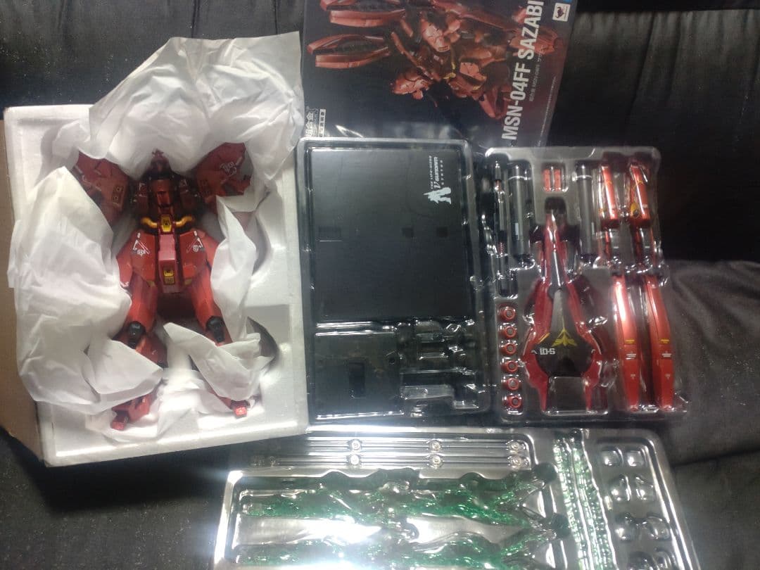 メタルビルドHi‐νガンダム　超合金サザビー