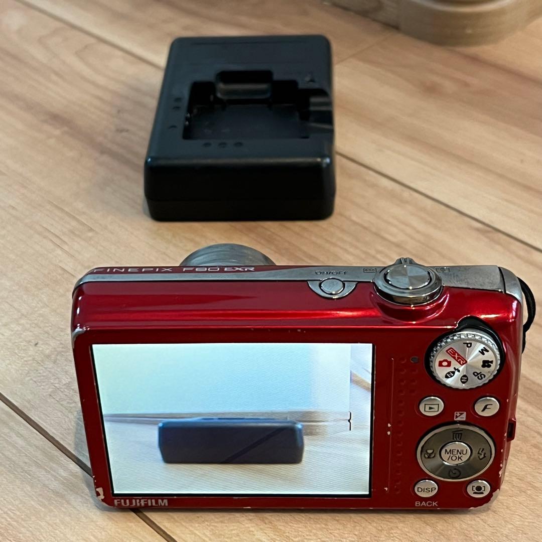 《送料込》FUJIFILM FinePix F80EXR デジカメ　充電器付
