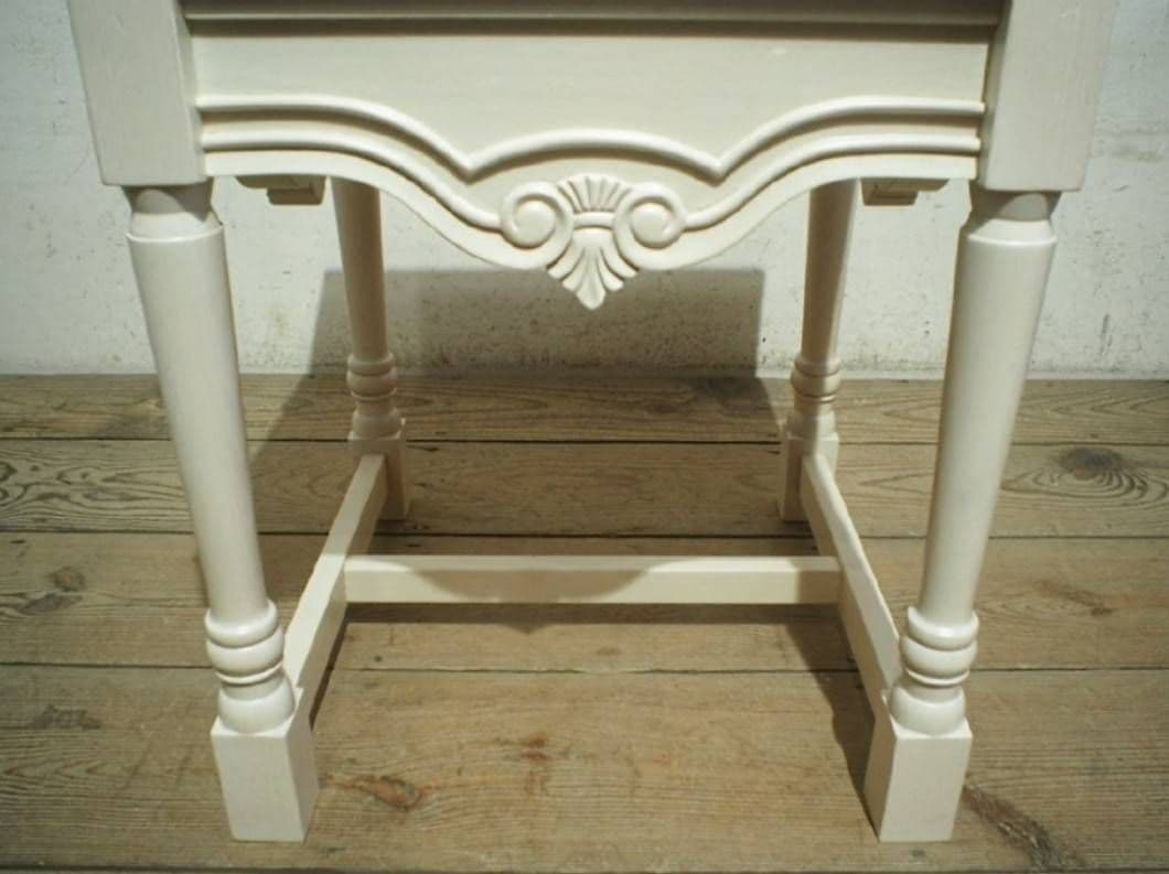 1081 クラシックなデザインのサイドテーブル 展示台 陳列台 ロココ調