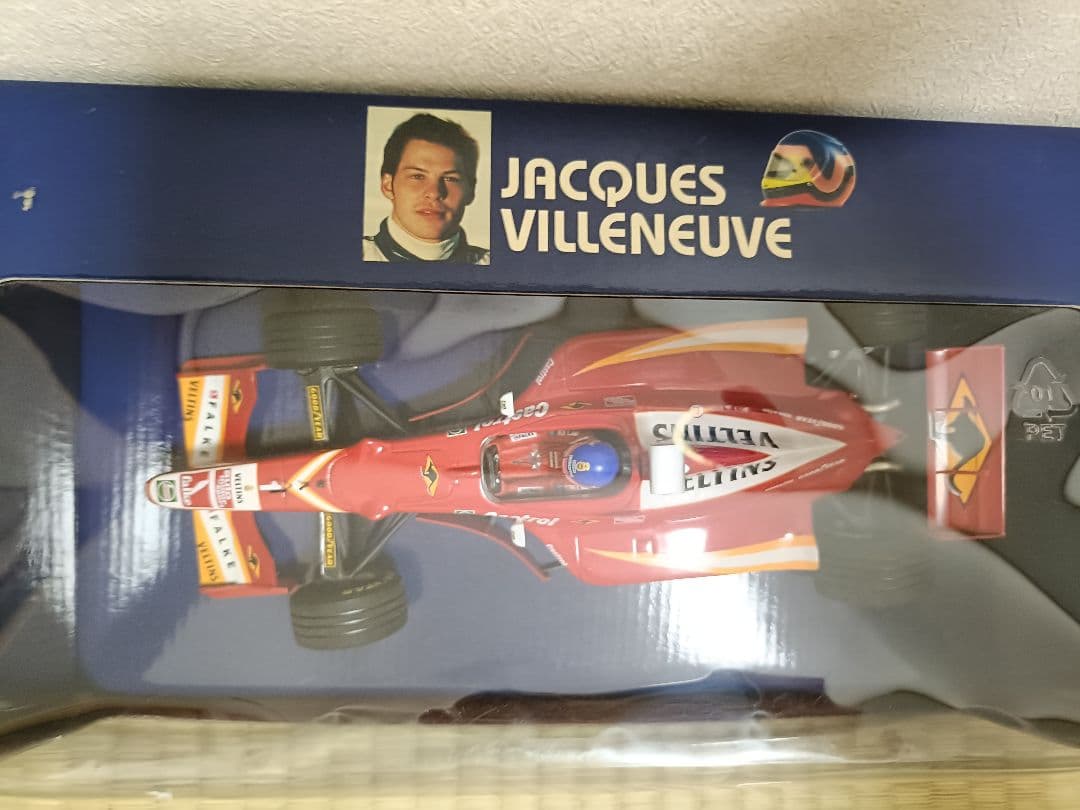F1　Jacques Villeneuve 1/18 ミニカー