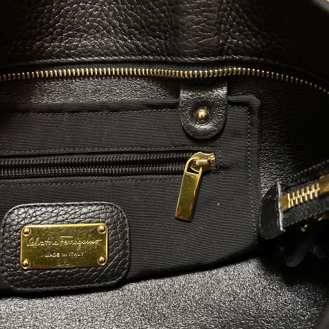 フェラガモ　ブラックレザーハンドバッグ